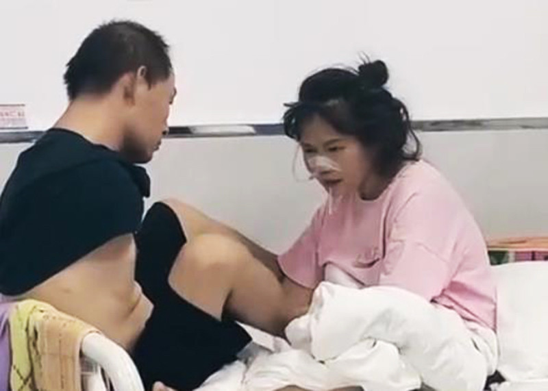 Buc anh nguoi chong dung chan lau mat cho vo o vien gay xuc dong