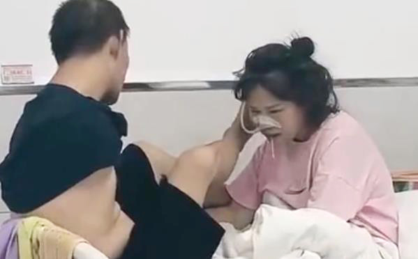 Buc anh nguoi chong dung chan lau mat cho vo o vien gay xuc dong-Hinh-2