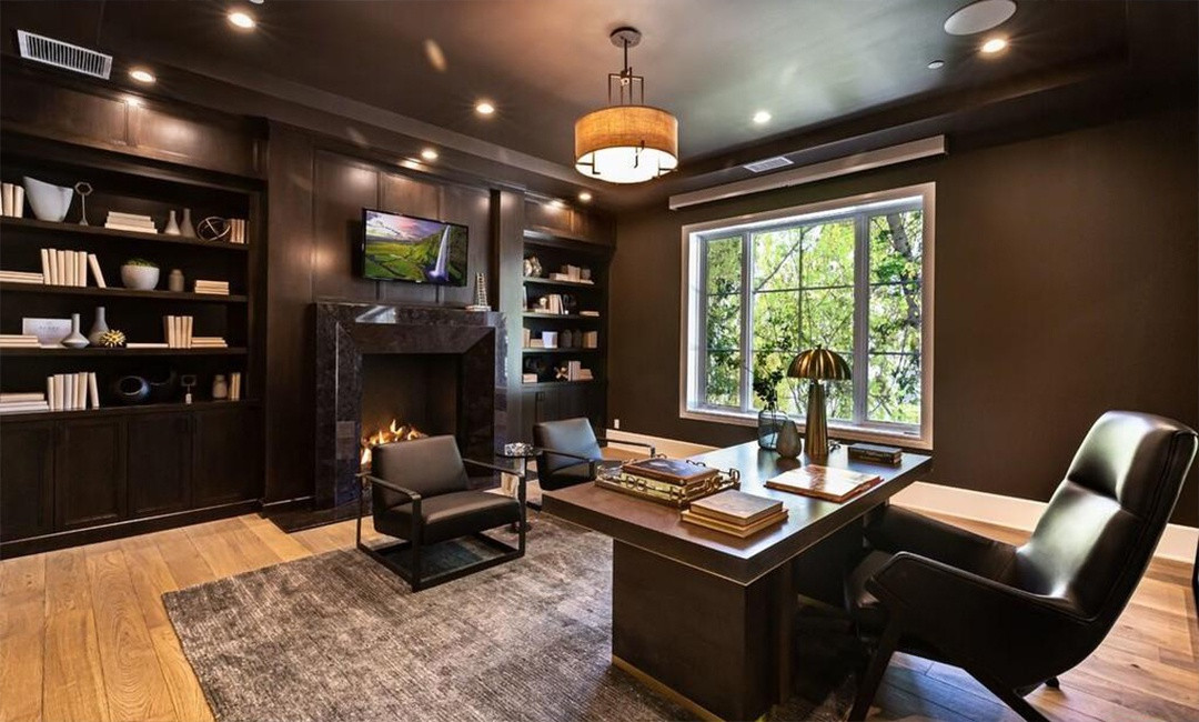 Phòng làm việc sang trọng với điểm nhấn là chiếc lò sưởi mang phong cách cổ điển.