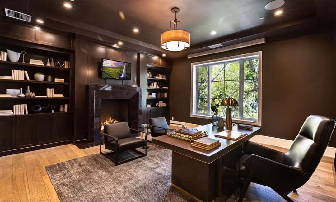 Phòng làm việc sang trọng với điểm nhấn là chiếc lò sưởi mang phong cách cổ điển.