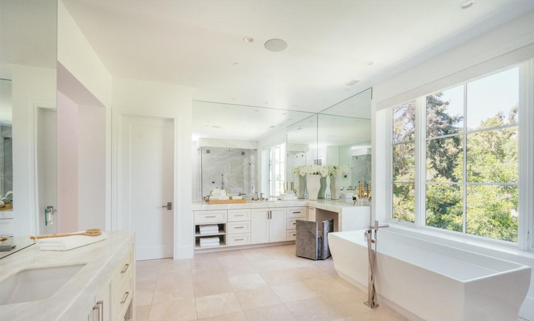 Phòng tắm chính trang nhã với tông trắng chủ đạo.