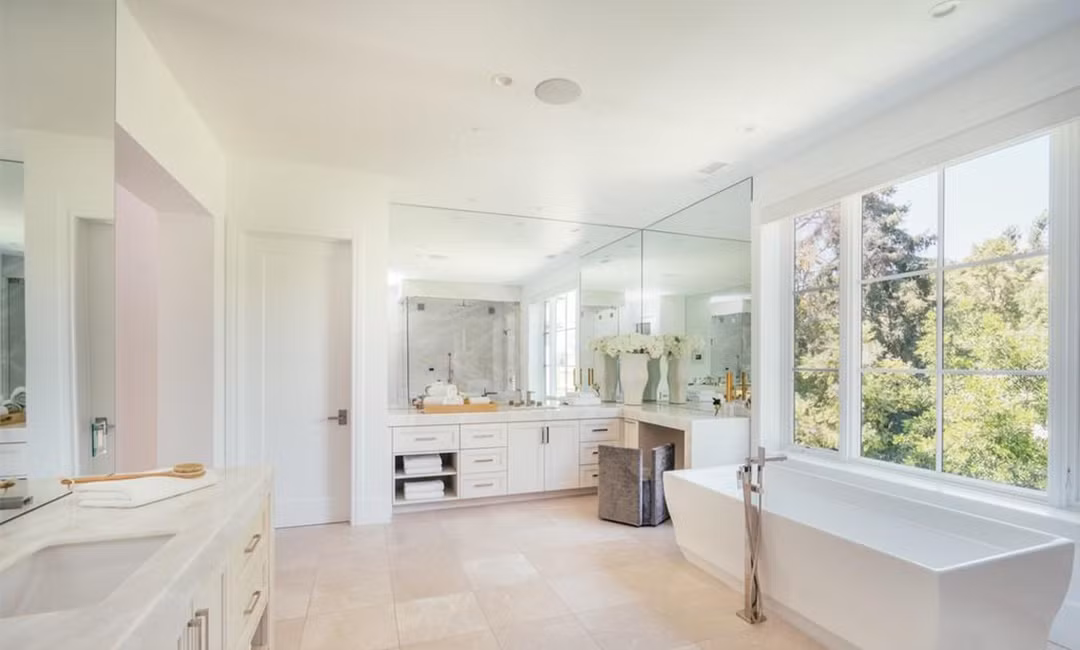 Phòng tắm chính trang nhã với tông trắng chủ đạo.