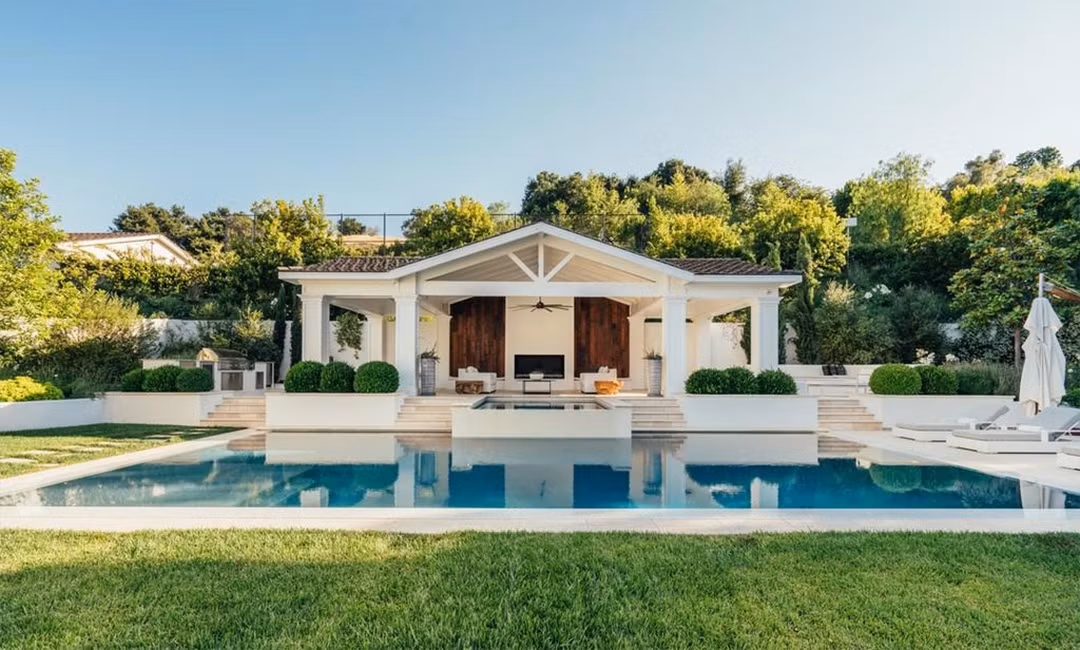 Các không gian thư giãn của bất động sản bao gồm hồ bơi lớn, khu vực ăn uống ngoài trời, phòng tập thể dục và sân bóng rổ.