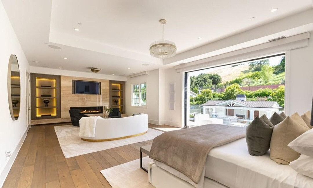 Phòng ngủ chính nằm trên tầng hai, có diện tích rộng, tràn ngập ánh sáng tự nhiên.