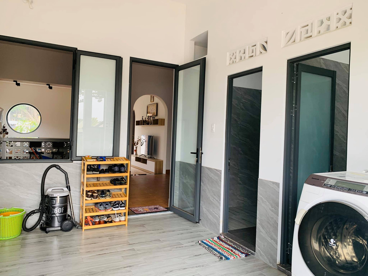 Nhà cấp 4 với bếp xây gạch đỏ dân dã, xung quanh toàn chim quý hiếm ảnh 7