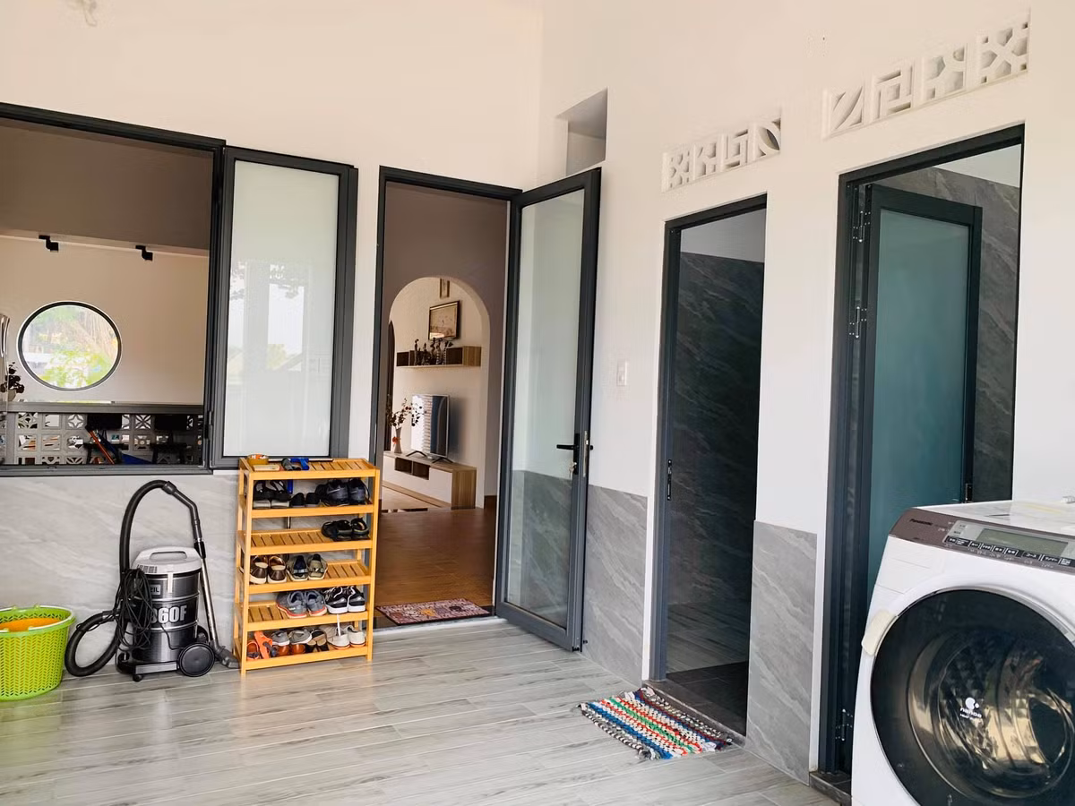 Nhà cấp 4 với bếp xây gạch đỏ dân dã, xung quanh toàn chim quý hiếm ảnh 7