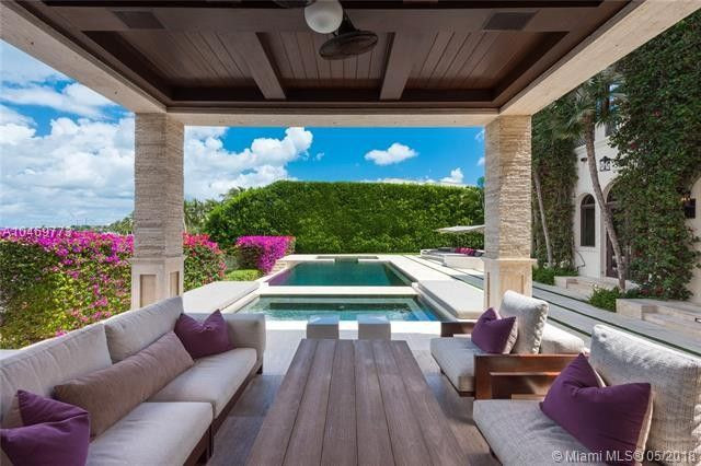 Các tiện ích thư giãn ngoài trời nổi bật có thể kể đến hồ bơi, sân bóng rổ, và khu vực ăn uống, ngắm cảnh.