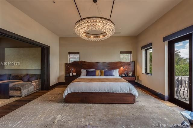 Phòng ngủ chính rộng rãi, tràn ngập ánh sáng tự nhiên, nổi bật với chiếc đèn chùm cầu kỳ. Căn phòng này được tích hợp với ban công, khu vực tiếp khách, và phòng tắm.