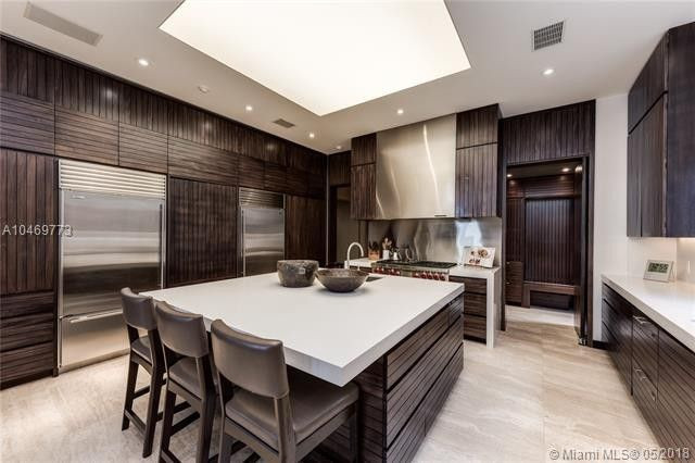 Nhà bếp rộng lớn, được trang hoàng với những nội thất làm từ gỗ cao cấp cùng các thiết bị nấu nướng hiện đại.