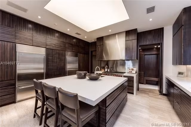 Nhà bếp rộng lớn, được trang hoàng với những nội thất làm từ gỗ cao cấp cùng các thiết bị nấu nướng hiện đại.