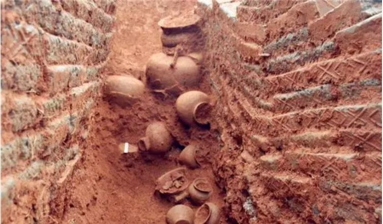 Dao mo chon me trong khu dat, lao nong bat ngo gap “mo trong mo”-Hinh-2