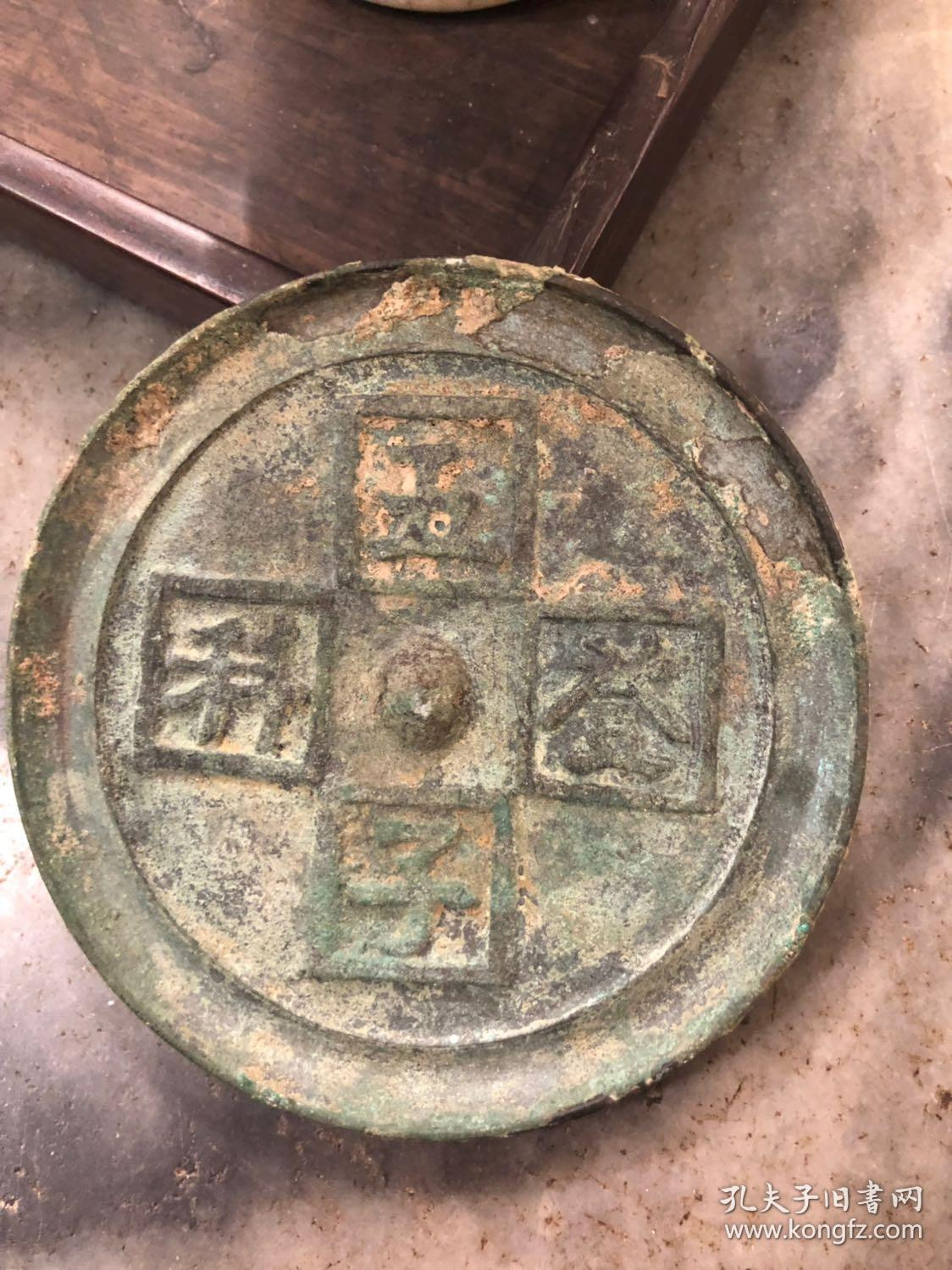 Dao mo chon me trong khu dat, lao nong bat ngo gap “mo trong mo”-Hinh-3