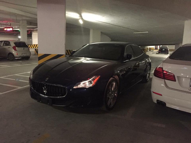 ách đó không xa là chiếc Maserati Quattroporte. Theo tìm hiểu, giá bán chiếc xe này tại thời điểm mới sản xuất (năm 2019) là khoảng hơn 7 tỷ đồng.