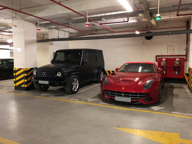 rong hình là chiếc Ferrari F12 Berlinetta (màu đỏ, có giá khoảng 20 tỷ). Tại Việt Nam có tổng cộng 5 chiếc Ferrari F12. Bên cạnh là một chiếc Mercedes-Benz G 55 độ Hamann màu đen.