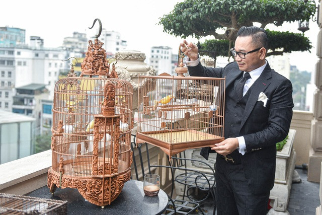 Ông Chương thường xuyên ngắm những chú chim ông sưu tập được vào mỗi buổi sáng.