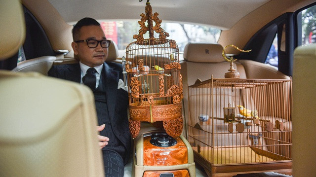 Vào mỗi cuối tuần, ông Chương lại cùng những chú chim độc lạ của mình đi giao lưu với những người chơi chim cảnh khác.