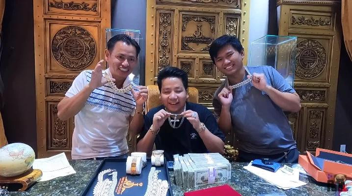 Khoa Pug mang ca ty tien mat di mua kim cuong-Hinh-5