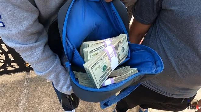 Khoa Pug mang ca ty tien mat di mua kim cuong-Hinh-4