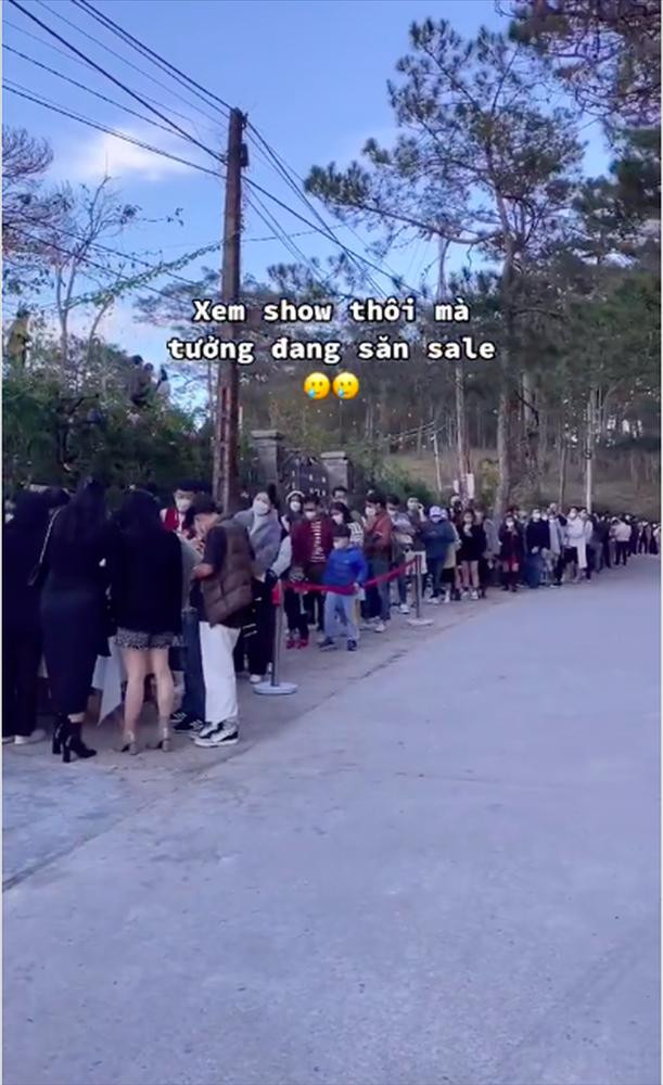 Choang vang canh xep hang check-in ca phe Da Lat cuoi tuan