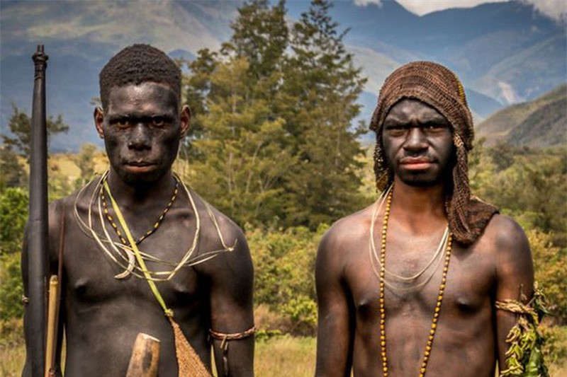 Những chiến binh trẻ của bộ lạc Dani tham gia đánh trận giả trong lễ hội năm nay. Theo nhiếp ảnh gia Teh Han Lin, mặc dù nổi tiếng "đáng sợ" với các bộ lạc quanh vùng cũng như được biết đến như là những chiến binh cừ khôi nhất, người Dani thực ra rất nồng hậu và cởi mở với du khách.