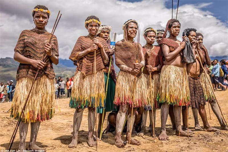 Việc chặt ngón tay tượng trưng cho nỗi đau khi mất đi người thân. Trong đời người phụ nữ Dani, họ có thể nhiều lần phải thực hiện việc này. Chính phủ Indonesia đã cấm hủ tục, nhưng dấu vết của nó vẫn được thấy ở những phụ nữ cao niên.