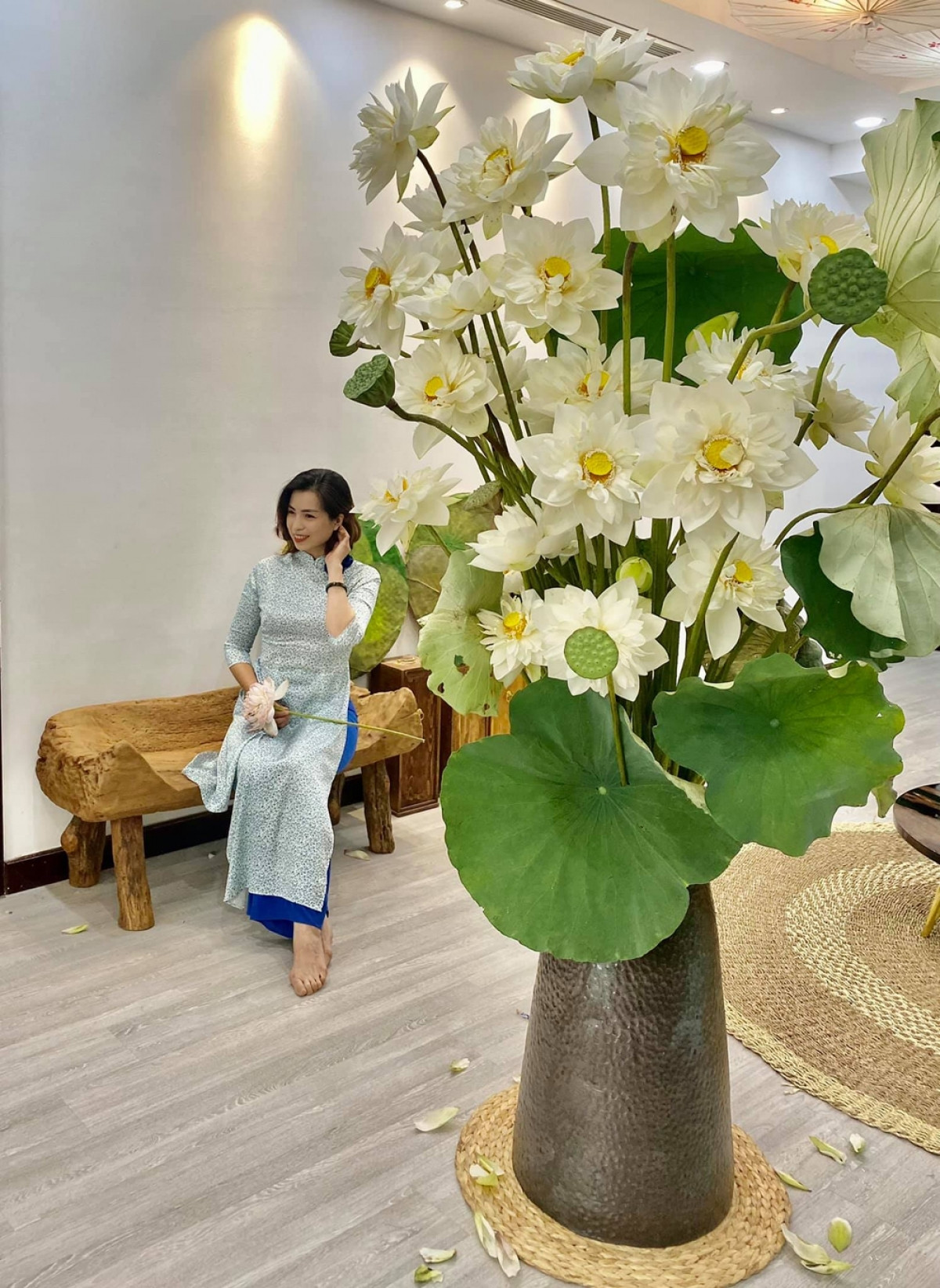 Chị em yêu hoa muốn mua về cắm cũng phải tìm "đỏ mắt" mới có hàng.