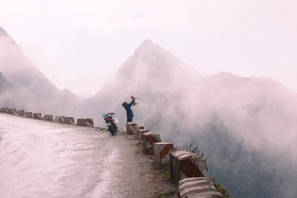 Chu dua cho cung di phuot xuyen Viet bang xe may-Hinh-6