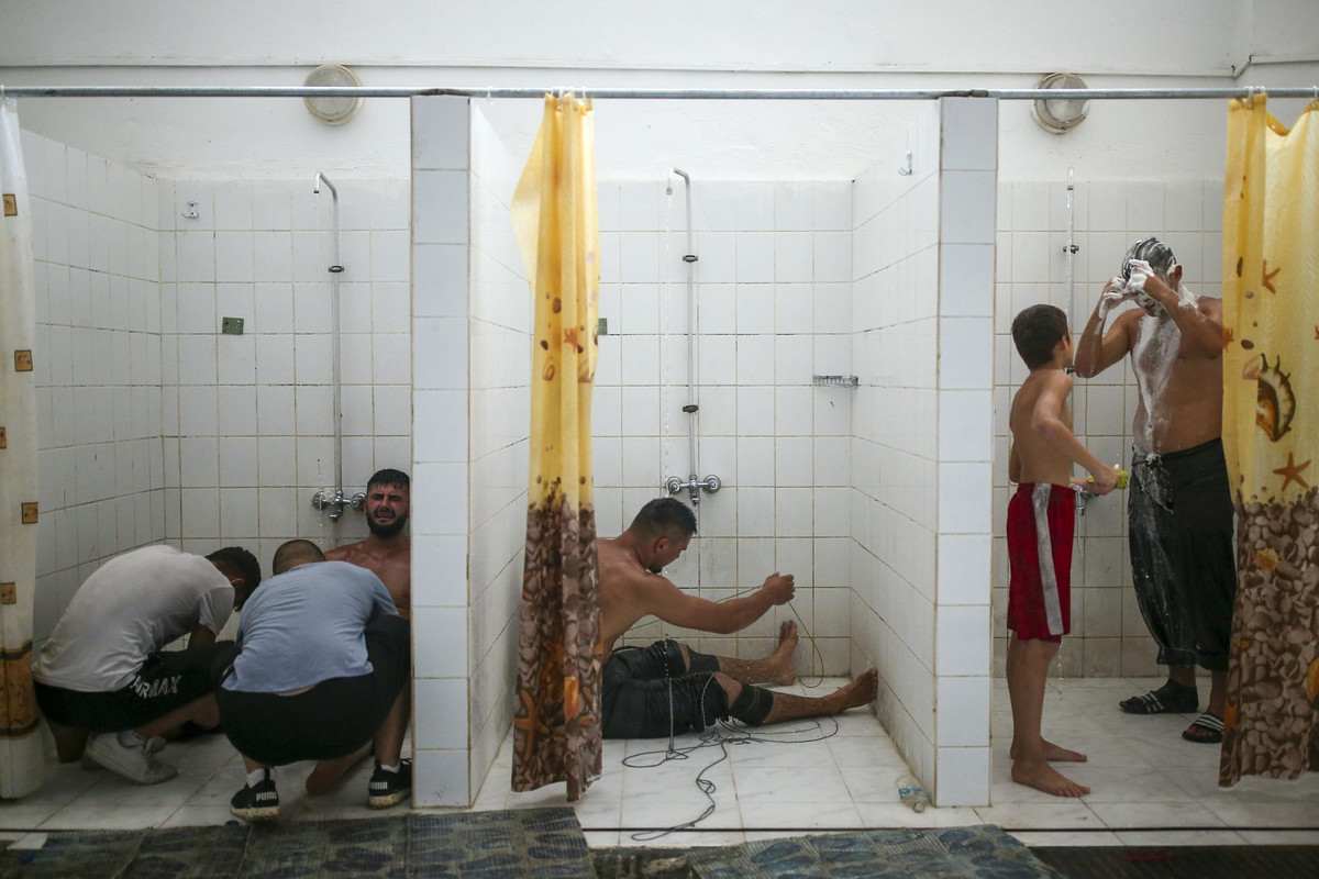 Các đô vật tắm rửa sạch sẽ sau ngày thi đấu mệt mỏi.