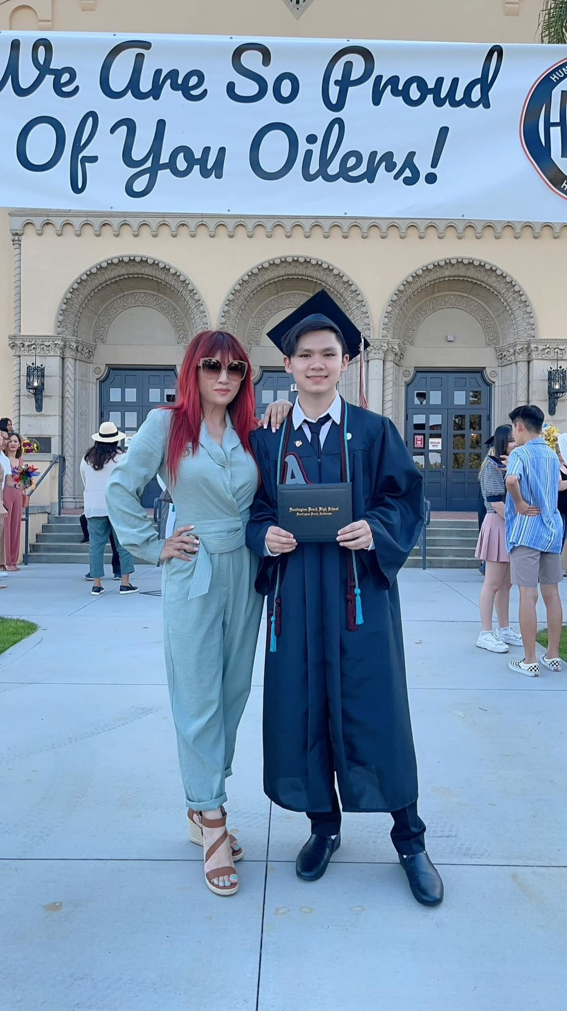 Trizzie Phương Trinh không giấu được sự tự hào khi khoe ảnh tốt nghiệp của con trai trên trang cá nhân. Vợ cũ của Bằng Kiều hạnh phúc cho biết, Beckam rất ngoan, chưa bao giờ đòi hỏi và khiến mẹ phiền lòng.