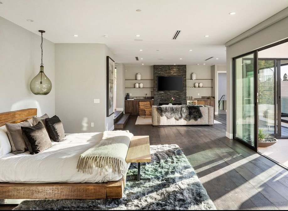 Phòng ngủ chính rộng rãi, được tích hợp với khu vực tiếp khách, quầy bar, khu vực làm việc, phòng chứa quần áo, phòng tắm, và ban công.