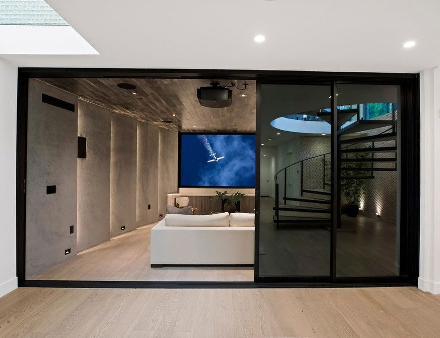 Phòng chiếu phim ở tầng hầm biệt thự. Các tiện ích nổi bật khác bên trong ngôi nhà là hầm rượu và phòng tập thể dục.