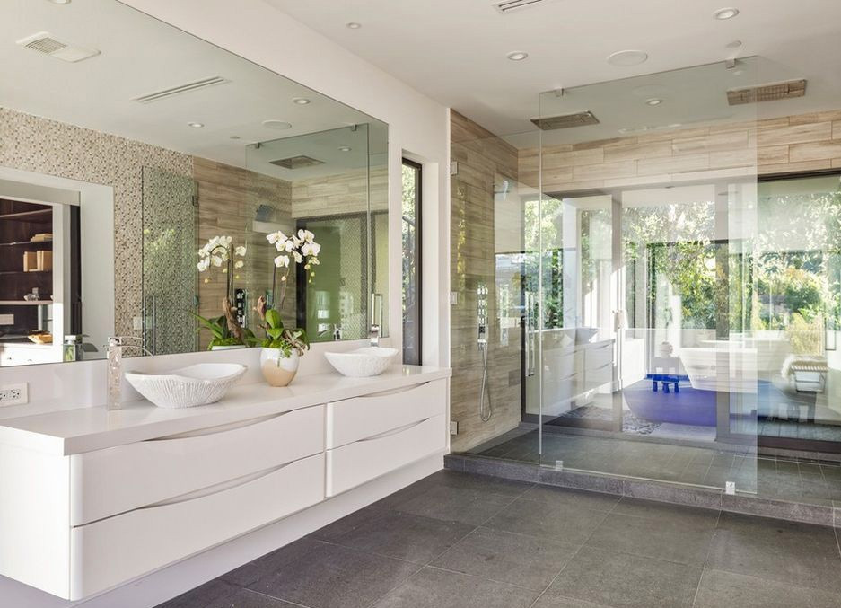 Phòng tắm chính sang trọng.