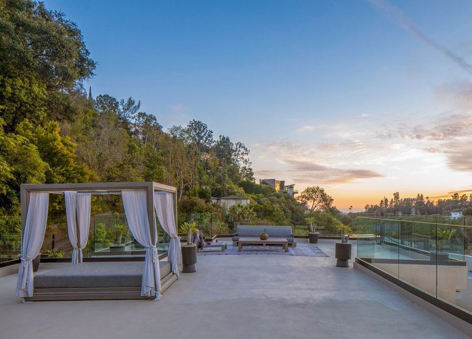 Không gian thư giãn ngoài trời bao gồm hồ bơi, khu vực nấu nướng, ăn uống, và khu vực ngắm cảnh.