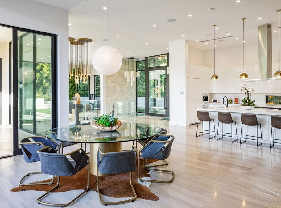 Nhà bếp và khu vực ăn uống được tích hợp trong một không gian rộng lớn, sáng sủa.