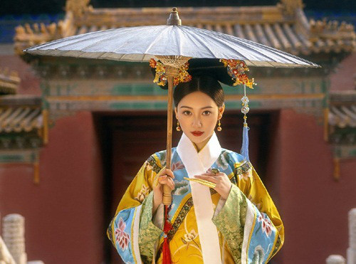 Vi hoang hau xinh dep tuyet the nhung bat hanh