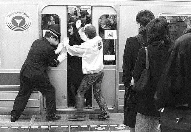 Nhoi khach len tau dien, nhan tien ty moi nam