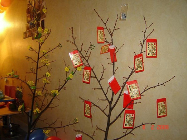 Tết xưa khó khăn, nhiều thiếu thốn, song những đứa trẻ vẫn luôn háo hức khi được ông bà, cha mẹ tặng lì xì may mắn. Ảnh: Báo Quảng Nam.