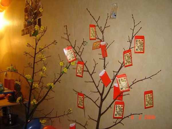 Tết xưa khó khăn, nhiều thiếu thốn, song những đứa trẻ vẫn luôn háo hức khi được ông bà, cha mẹ tặng lì xì may mắn. Ảnh: Báo Quảng Nam.