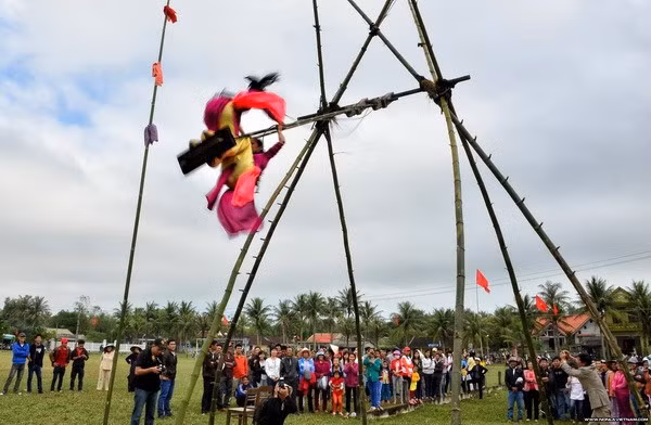 Đu tre là một trong những trò chơi dân gian được giới trẻ yêu thích mỗi dịp Tết, xuân về. Đây là màn thi tài gắn liền với tuổi thơ của nhiều 9X. Ảnh: Thông tấn xã Việt Nam.