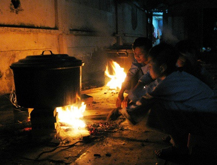 Như Nguyễn (24 tuổi, du học sinh tại Mỹ) không quên những ngày giáp Tết ngồi bên bếp lửa, trông nồi bánh chưng cùng bà nội khi ở Việt Nam. Đón năm mới ở nước ngoài, xem lại những bức hình cũ làm cô nhớ lại nhiều kỷ niệm đẹp ngày trước. Ảnh: Fanpage My Hà Nội.