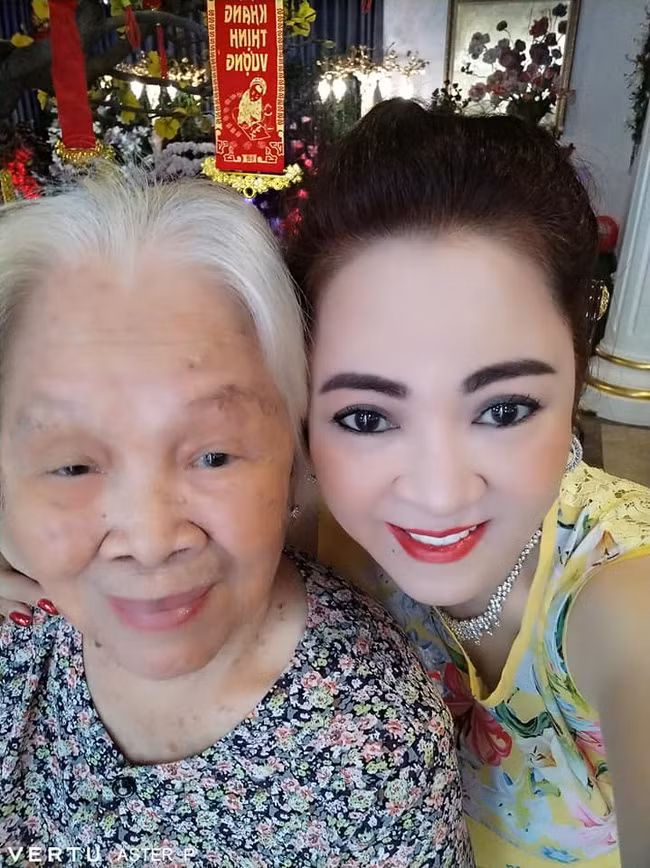 Hinh anh ba Phuong Hang chup cung me gia 90 tuoi-Hinh-2