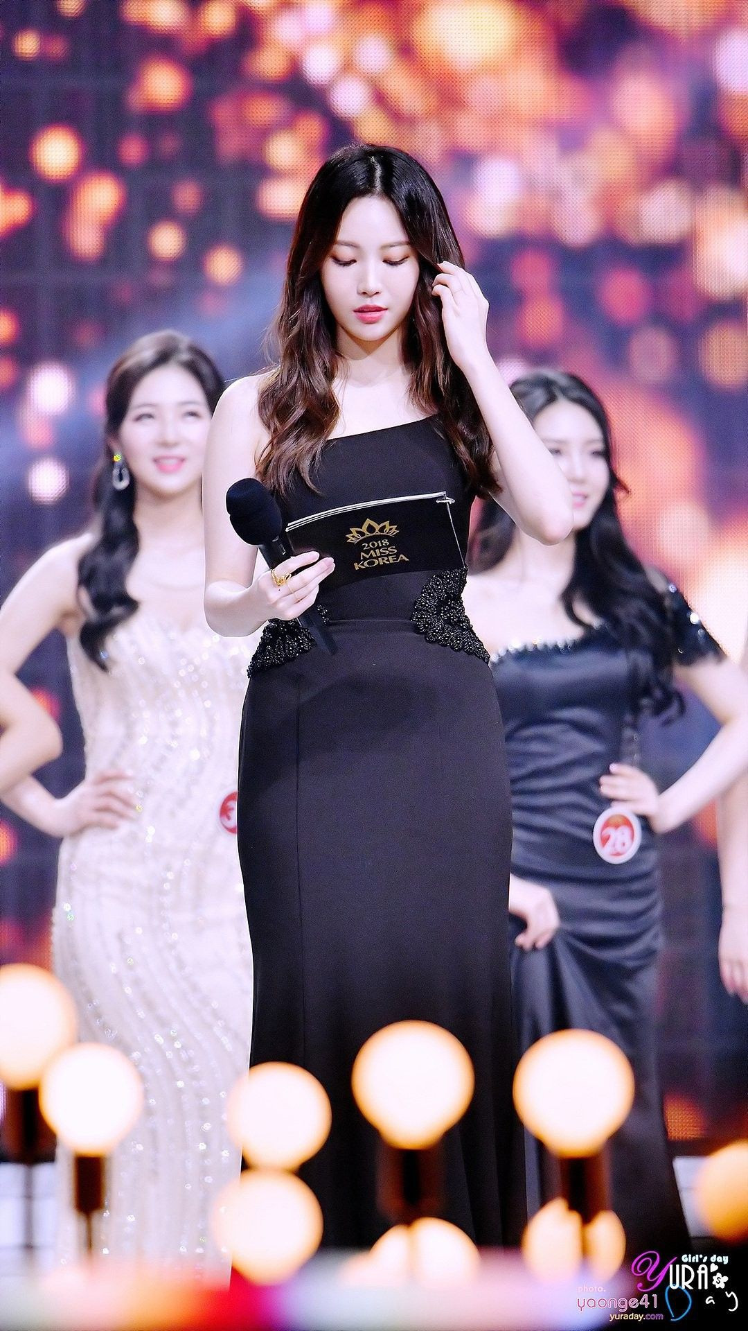 Khuôn mặt và vóc dáng gợi cảm của Yura từng khiến các thí sinh tại cuộc thi Miss Korea 2018 bị lu mờ. Thời điểm đó, kiều nữ 29 tuổi đảm nhận vai trò MC đêm chung kết, cô cũng vui vẻ tiết lộ ước mơ khi còn bé là được dự thi hoa hậu. "Bạn bè quốc tế xem chương trình sẽ nhầm tưởng Yura mới là Tân Hoa hậu Hàn Quốc đấy", một khán giả bình luận trên Naver. Khán giả xứ kim chi còn dí dỏm đề nghị ban tổ chức trao luôn vương miện cho cựu thành viên Girl's Day và gửi cô đi tham dự Miss World.