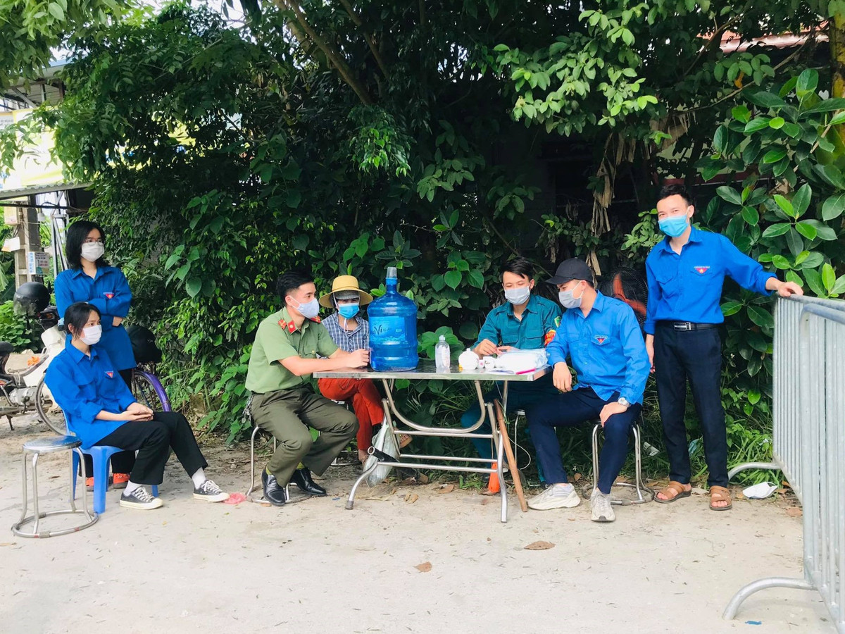 Cho tinh nguyen vien, bac si chong dich bang xe keo-Hinh-3