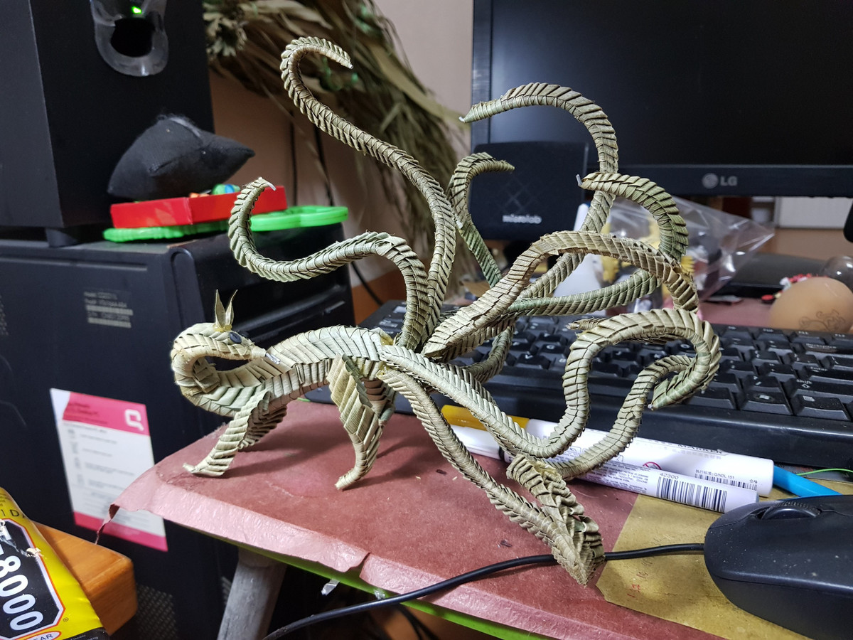 Tuy nhiên, với các sản phẩm có nguyên liệu từ thiên nhiên, Quang Huy cho biết vấn đề khó nhất là bảo quản. Có lần, dù đã luộc, sấy rồi sơ chế kỹ, nhiều mẫu làm từ lá cọ của anh bị mốc khi gặp thời tiết nồm ẩm.