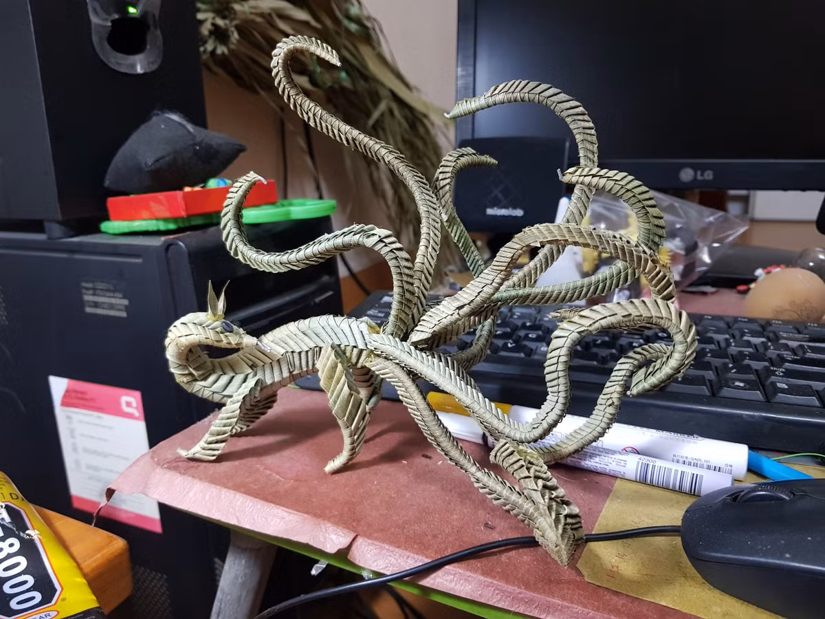 Tuy nhiên, với các sản phẩm có nguyên liệu từ thiên nhiên, Quang Huy cho biết vấn đề khó nhất là bảo quản. Có lần, dù đã luộc, sấy rồi sơ chế kỹ, nhiều mẫu làm từ lá cọ của anh bị mốc khi gặp thời tiết nồm ẩm.