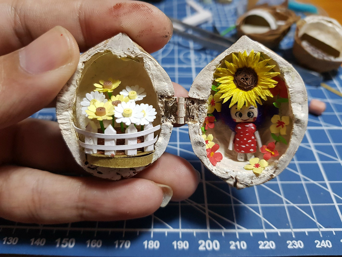 "Dịp Tết Nguyên đán vừa qua, lúc ăn hạt óc chó xong thì thấy vứt vỏ đi rất phí nên nảy ra ý tưởng tái chế. Sau khi cạo lớp sần bên trong, mình sơn, gắn chi tiết trang trí và bản lề siêu nhỏ để có thể mở ra, đóng lại. Ngoài ra, mỗi sản phẩm đều được gắn đèn, khi mở ra sẽ phát sáng, trông rất đẹp", Huy chia sẻ.