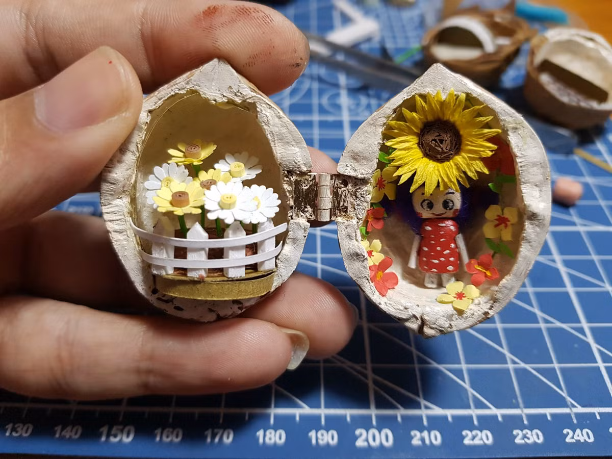 "Dịp Tết Nguyên đán vừa qua, lúc ăn hạt óc chó xong thì thấy vứt vỏ đi rất phí nên nảy ra ý tưởng tái chế. Sau khi cạo lớp sần bên trong, mình sơn, gắn chi tiết trang trí và bản lề siêu nhỏ để có thể mở ra, đóng lại. Ngoài ra, mỗi sản phẩm đều được gắn đèn, khi mở ra sẽ phát sáng, trông rất đẹp", Huy chia sẻ.