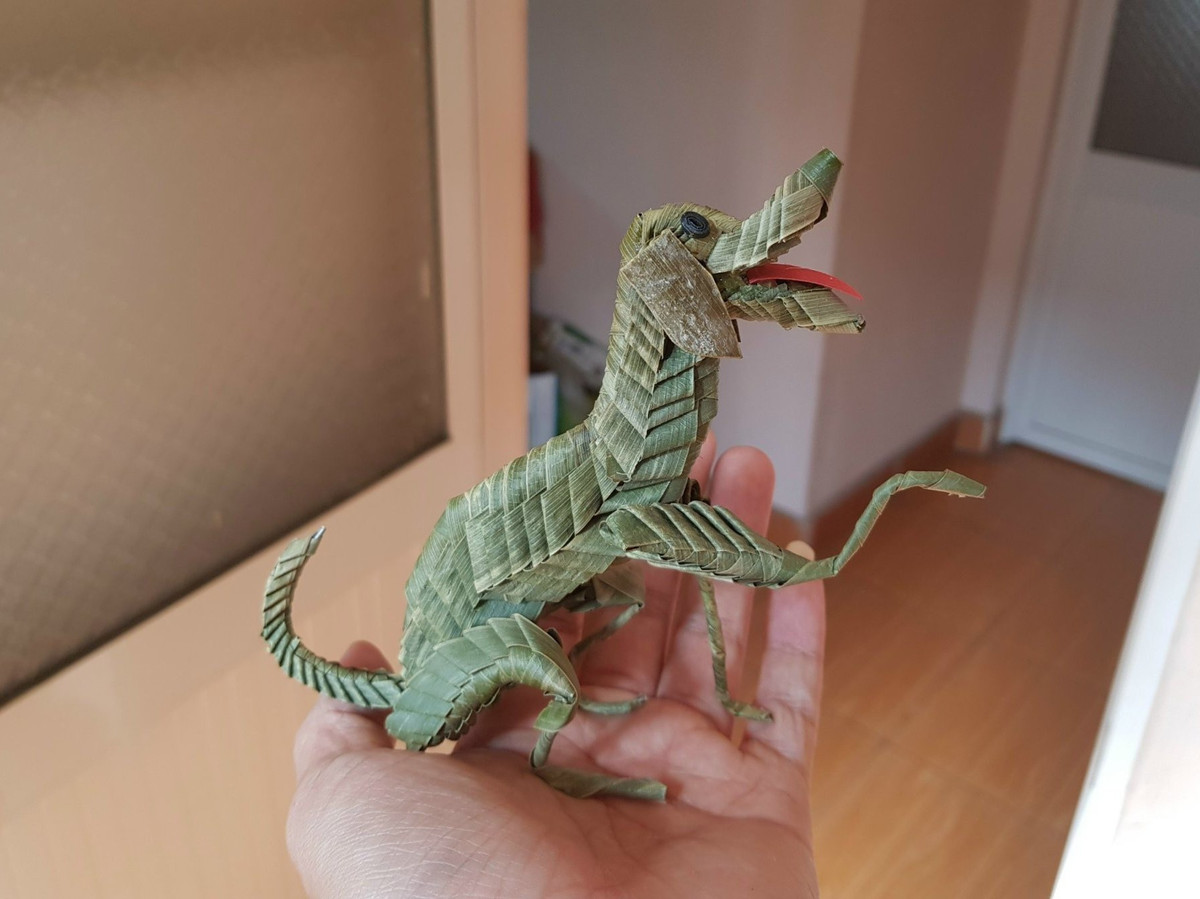 Quang Huy còn làm các sản phẩm lưu niệm, đồ chơi thân thiện với môi trường bằng lá, chủ yếu là hình động vật. "Nhiều người hay đan cào cào, chuồn chuồn bằng lá dừa nước non nhưng mình thấy cách đó bị hạn chế, không đan được nhiều con vật. Mình tự nghiên cứu, cải tiến để đan được nhiều mẫu hơn".