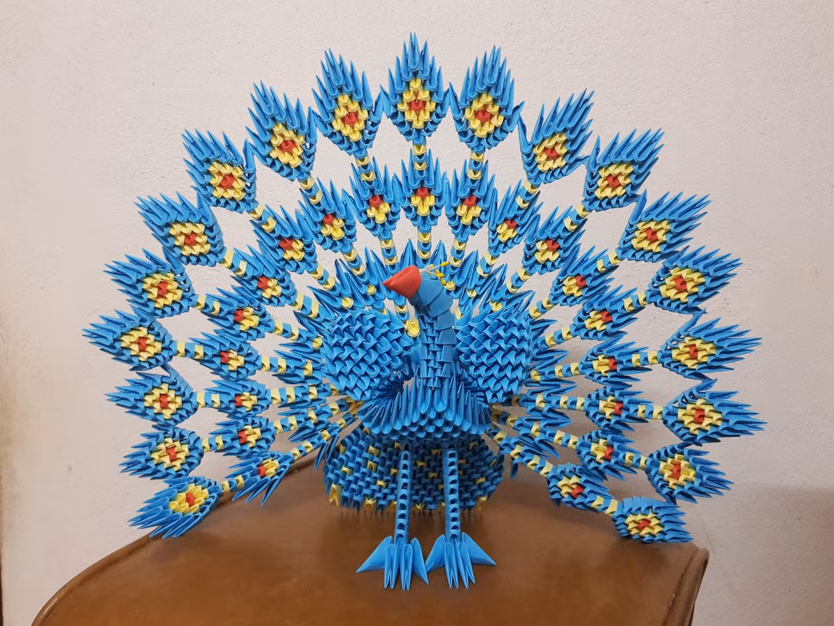 Một trong những sản phẩm kỳ công nhất của Quang Huy là chú công giấy, được ghép từ gần 1.500 chi tiết. Tốn nhiều thời gian, cần sự cẩn thận, tỉ mỉ, vì vậy đối với chàng trai đất cảng, làm đồ handmade cần nhiều đam mê, chịu khó.