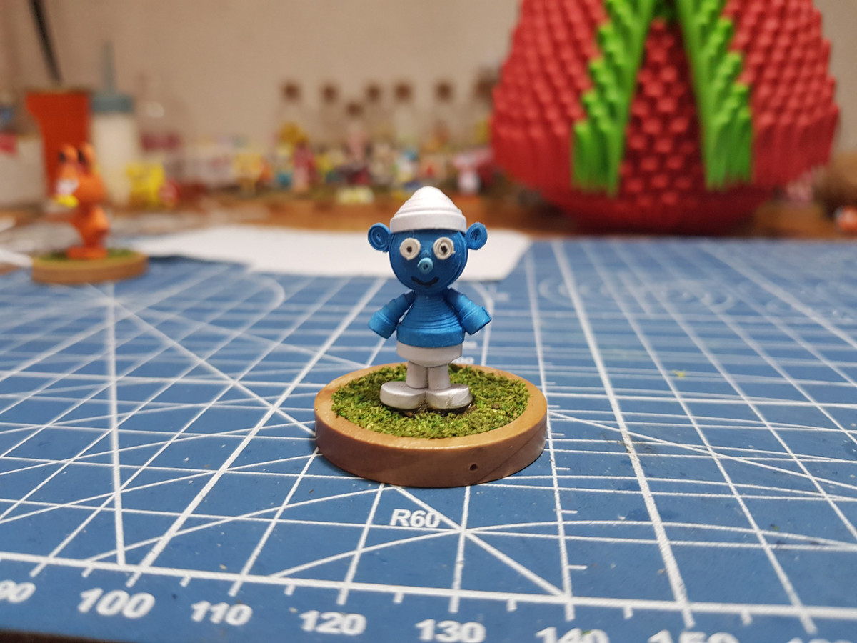 Chàng trai sinh năm 1991 dành nhiều sự yêu thích cho các sản phẩm có kích thước nhỏ, đôi khi chỉ từ 1 đến 3 cm. Đối với anh, làm được một món đồ handmade kích cỡ bình thường đã khó, làm phiên bản nhỏ càng không đơn giản vì phải tỉ mỉ, cẩn thận để sản phẩm vẫn giữ được độ sắc nét, sống động. Để tránh bám bụi, một số sản phẩm quilling 3D được Quang Huy bảo quản trong lọ thủy tinh.